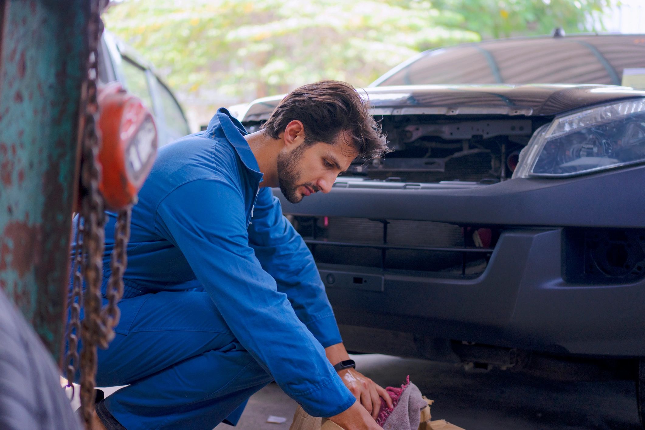 Mécanicien travaillant dans un garage automobile
