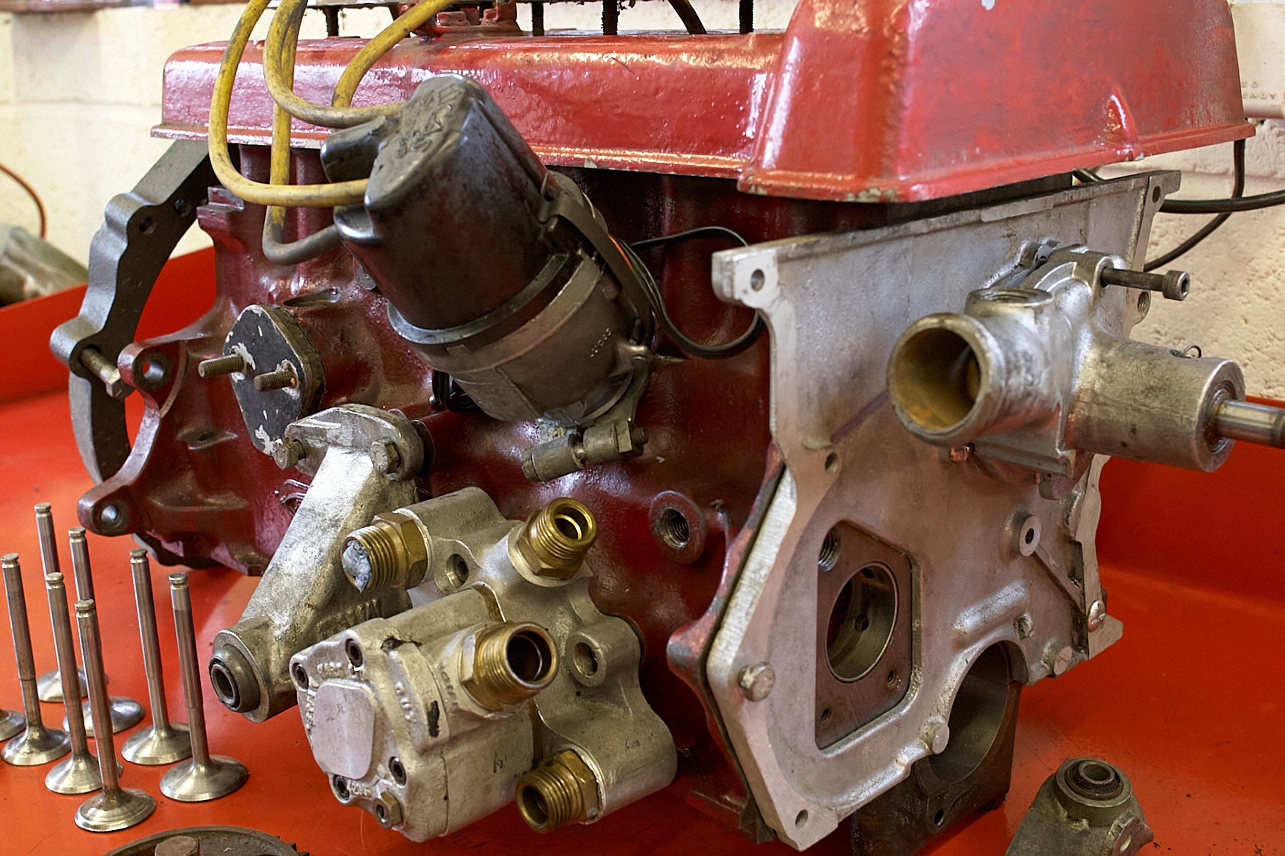 Moteur automobile en atelier