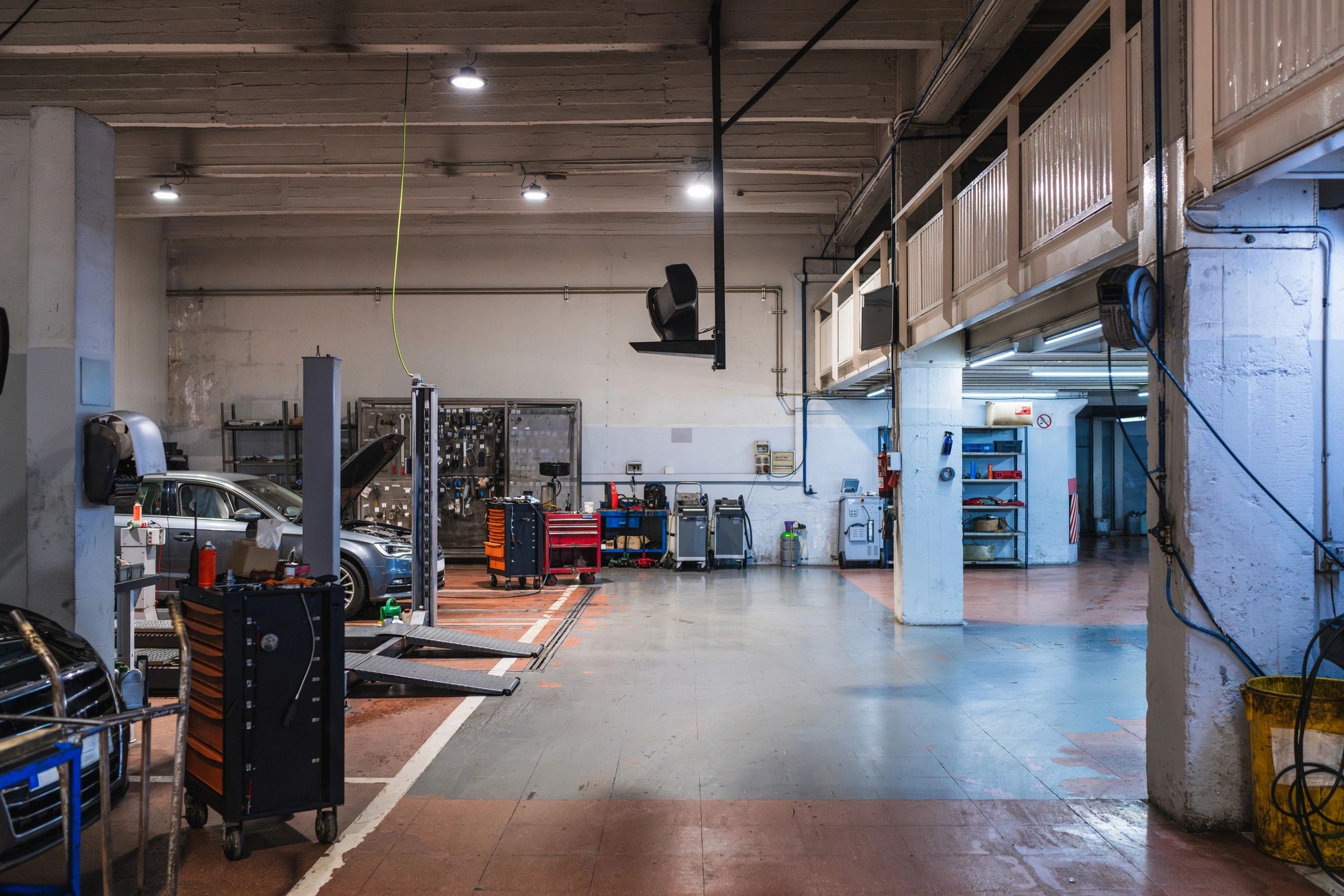 Atelier de réparation automobile avec équipements mécaniques
