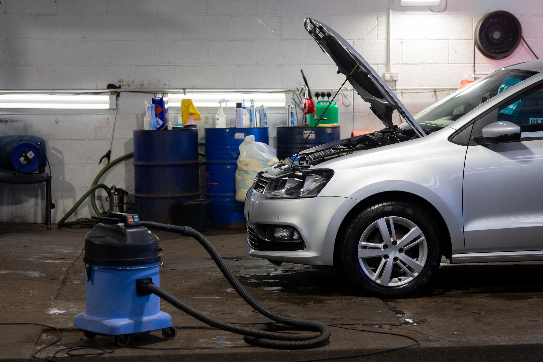 Véhicule en service dans un garage pour entretien de climatisation