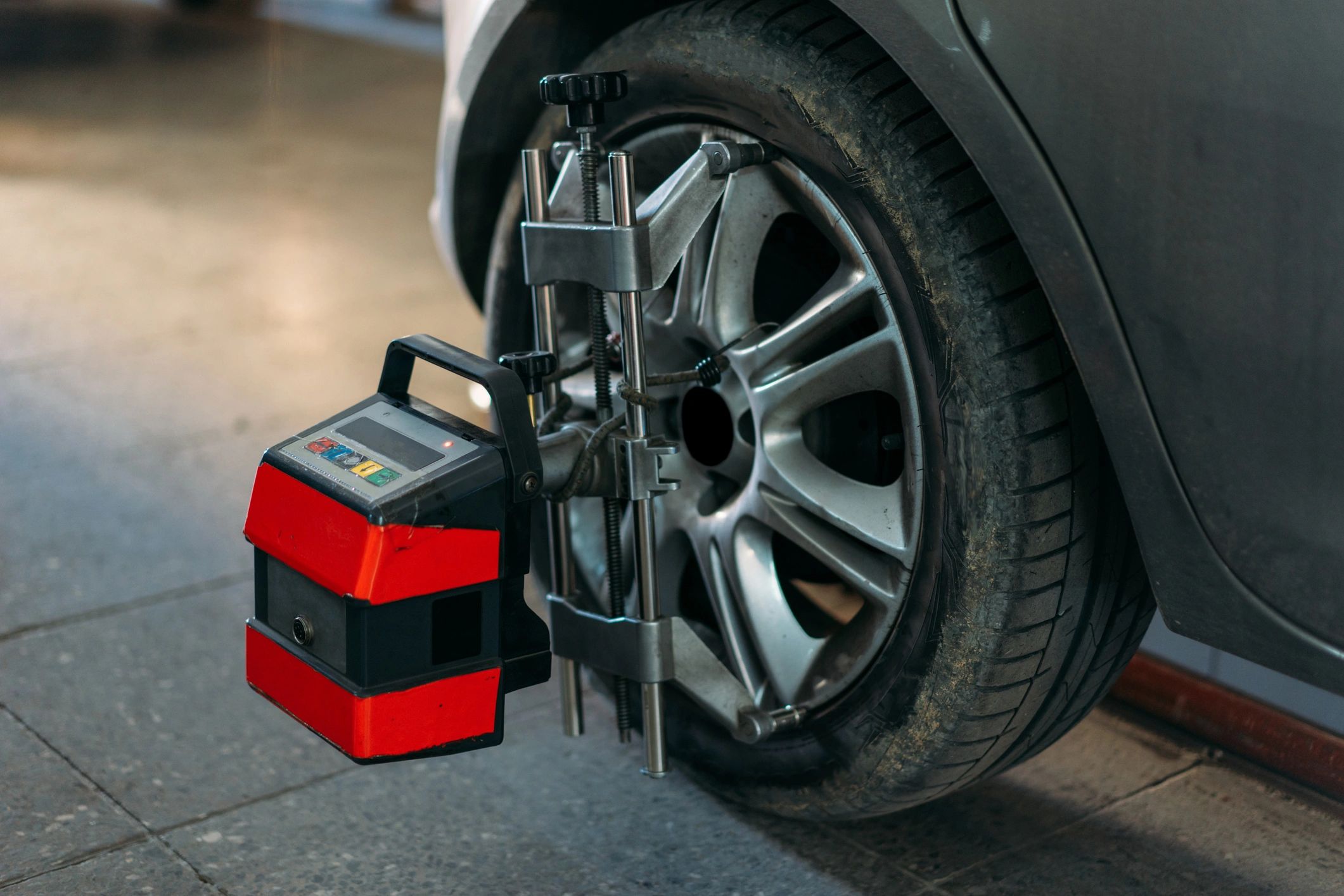 Pneu en service dans un atelier automobile